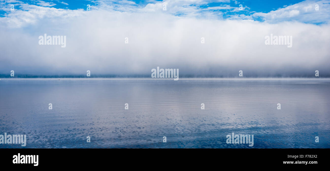 La nebbia in aumento nella distanza. Fiume Ottawa - blu orizzontale divide. Ambienti - Aria e acqua si incontrano. Foto Stock