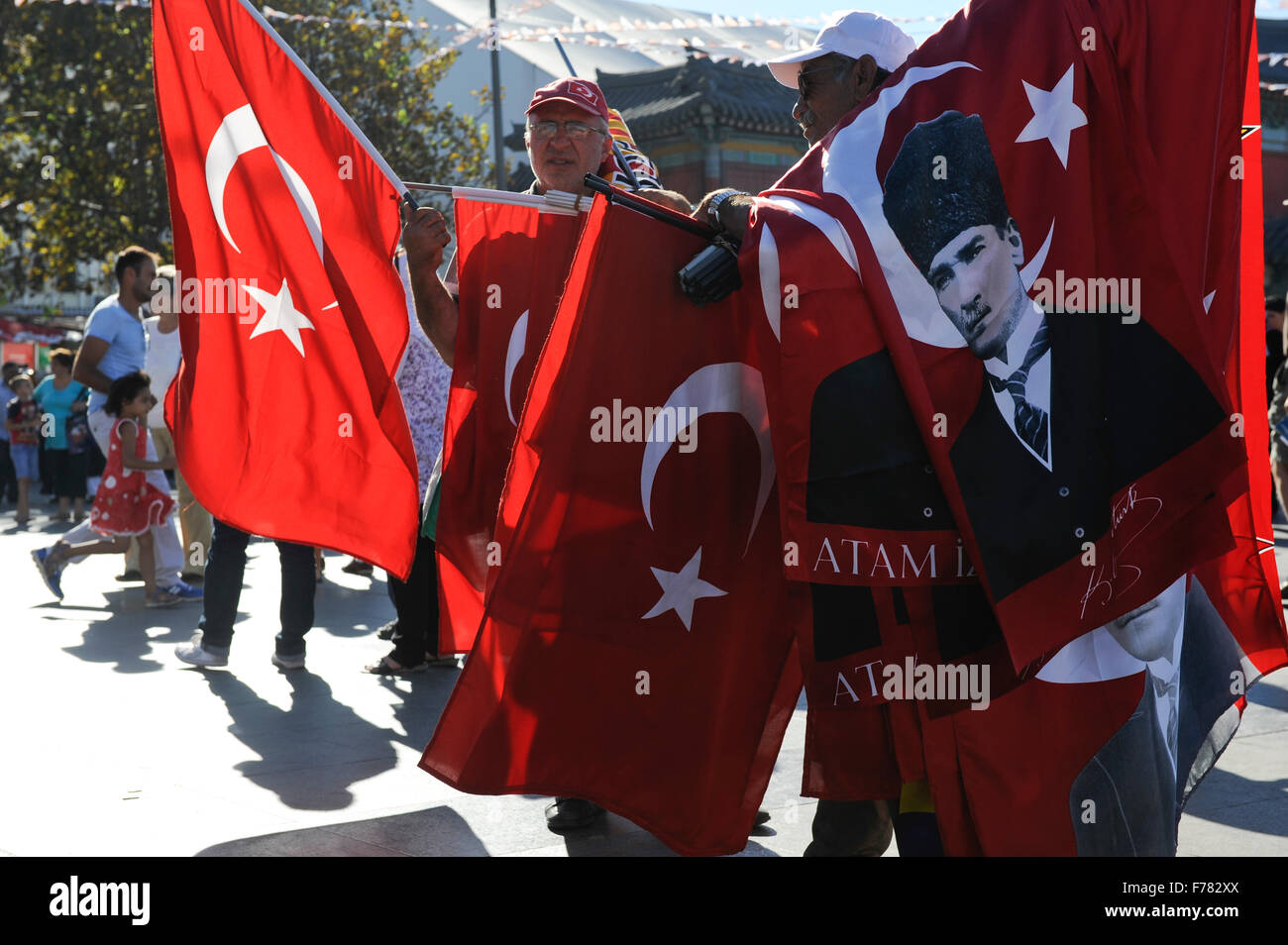 Turchia Istanbul, venditore ambulante con bagno turco e Ataturk bandiere Foto Stock