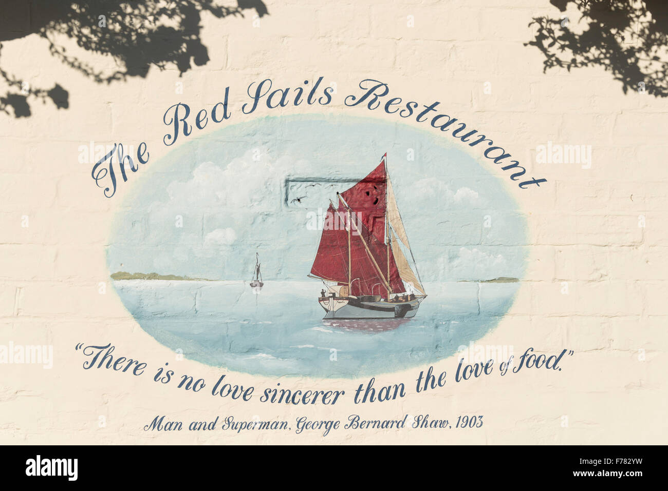 Il rosso ristorante Sails segno, Faversham Creek Hotel, Conduit Street, Faversham Kent, England, Regno Unito Foto Stock