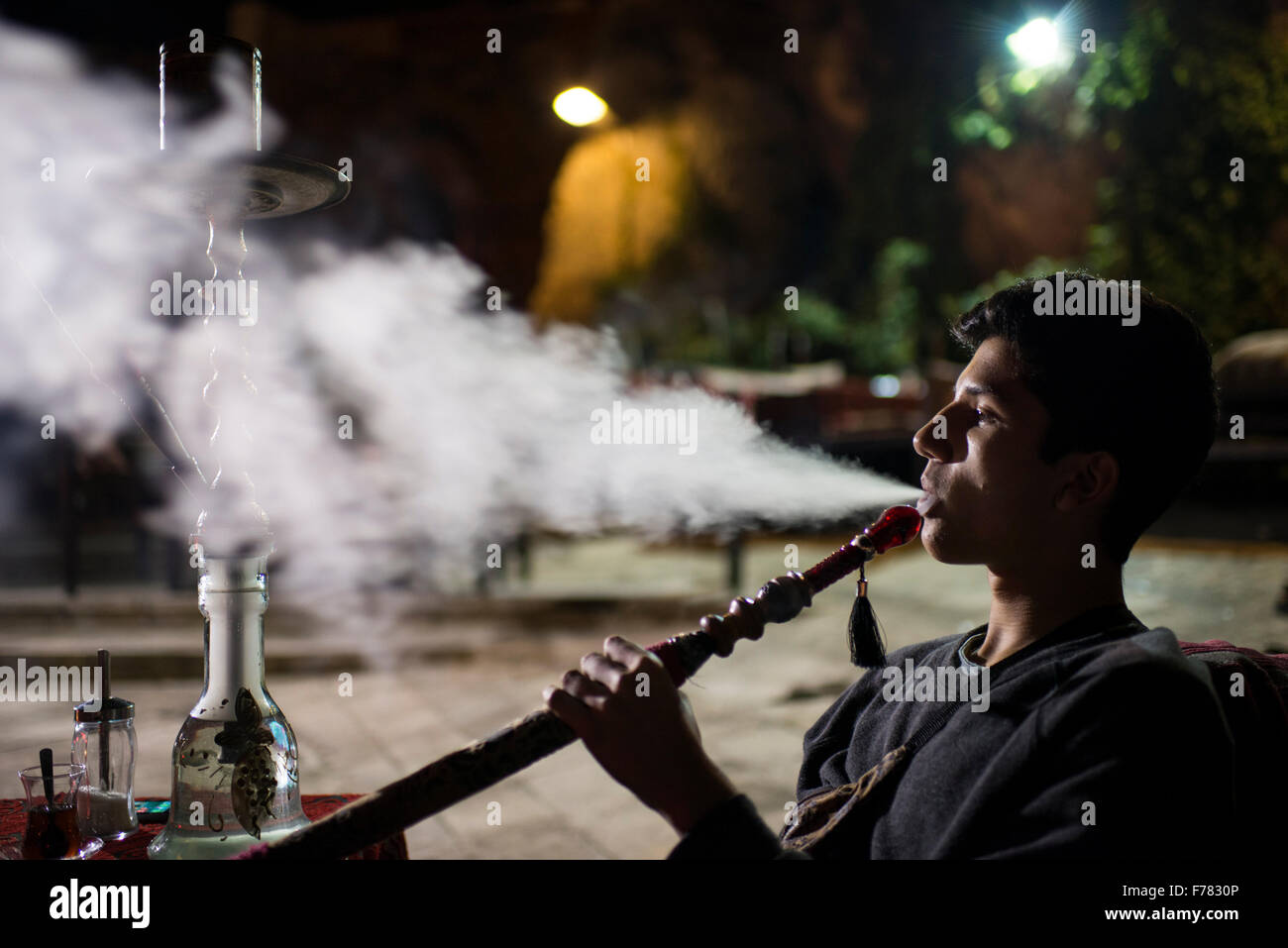 La Turchia Sanliurfa, giovane fumatore di shisha in Cafe Foto Stock
