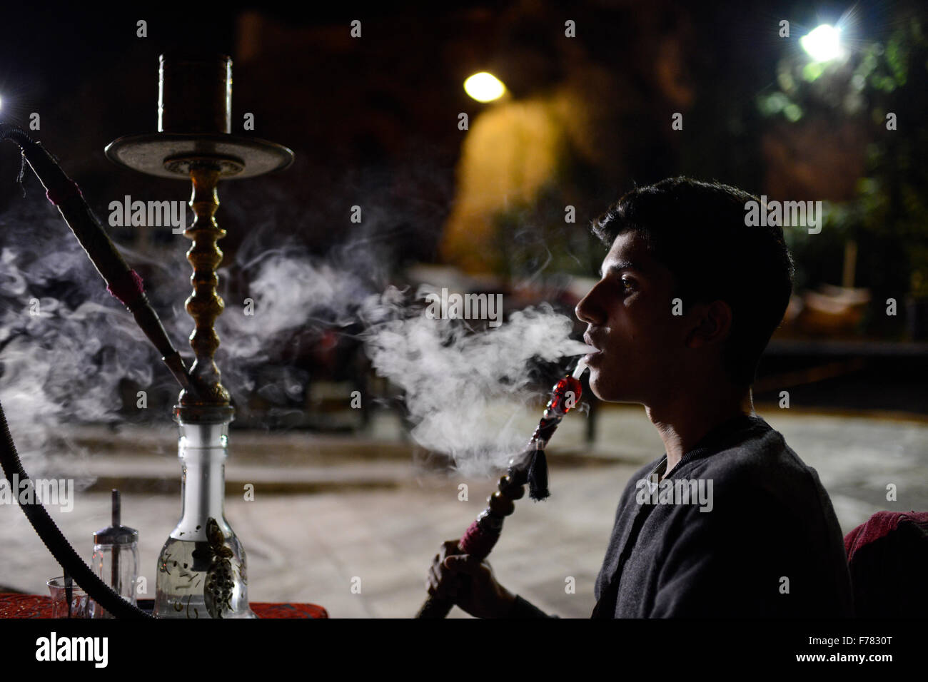 La Turchia Sanliurfa, giovane fumatore di shisha in Cafe Foto Stock