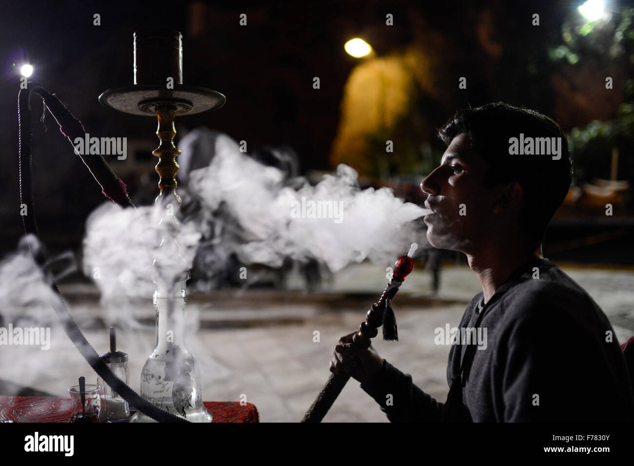 La Turchia Sanliurfa, giovane fumatore di shisha in Cafe Foto Stock