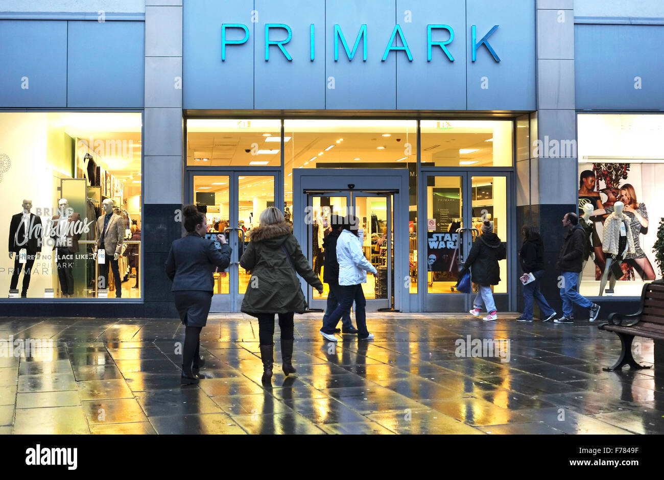 Primark negozio di abbigliamento di persone davanti agli acquirenti di vendita, Liverpool Regno Unito Foto Stock