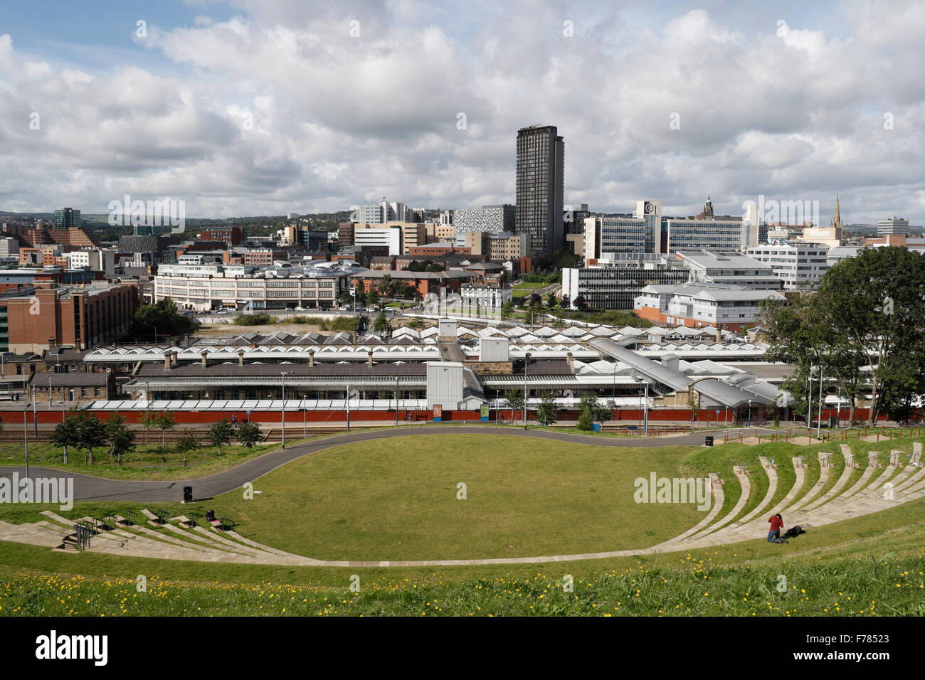 Centro città di Sheffield Inghilterra, skyline del Regno Unito, stazione ferroviaria, anfiteatro pubblico inglese, vista panoramica Foto Stock
