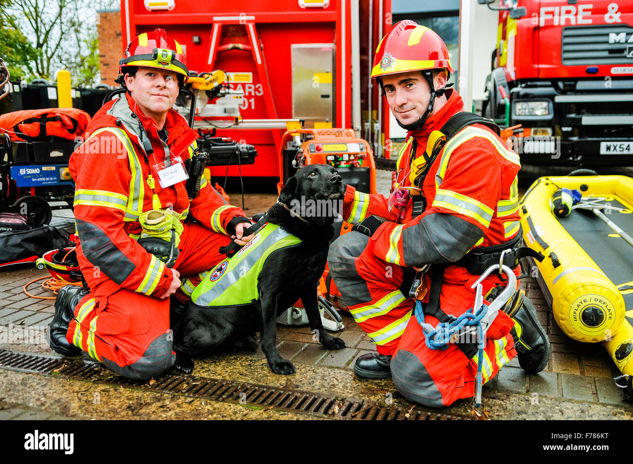 L'Irlanda del Nord. 26 Novembre, 2015. I funzionari dell'Irlanda del Nord il fuoco e il servizio di soccorso rafforzata capacità unità, addestrato nel salvataggio di persone provenienti da situazioni di pericolo come ad esempio edifici pericolosi, altezze e acqua, con 'Sam' uno dei loro cani di salvataggio. Credito: Stephen Barnes/Alamy Live News Foto Stock