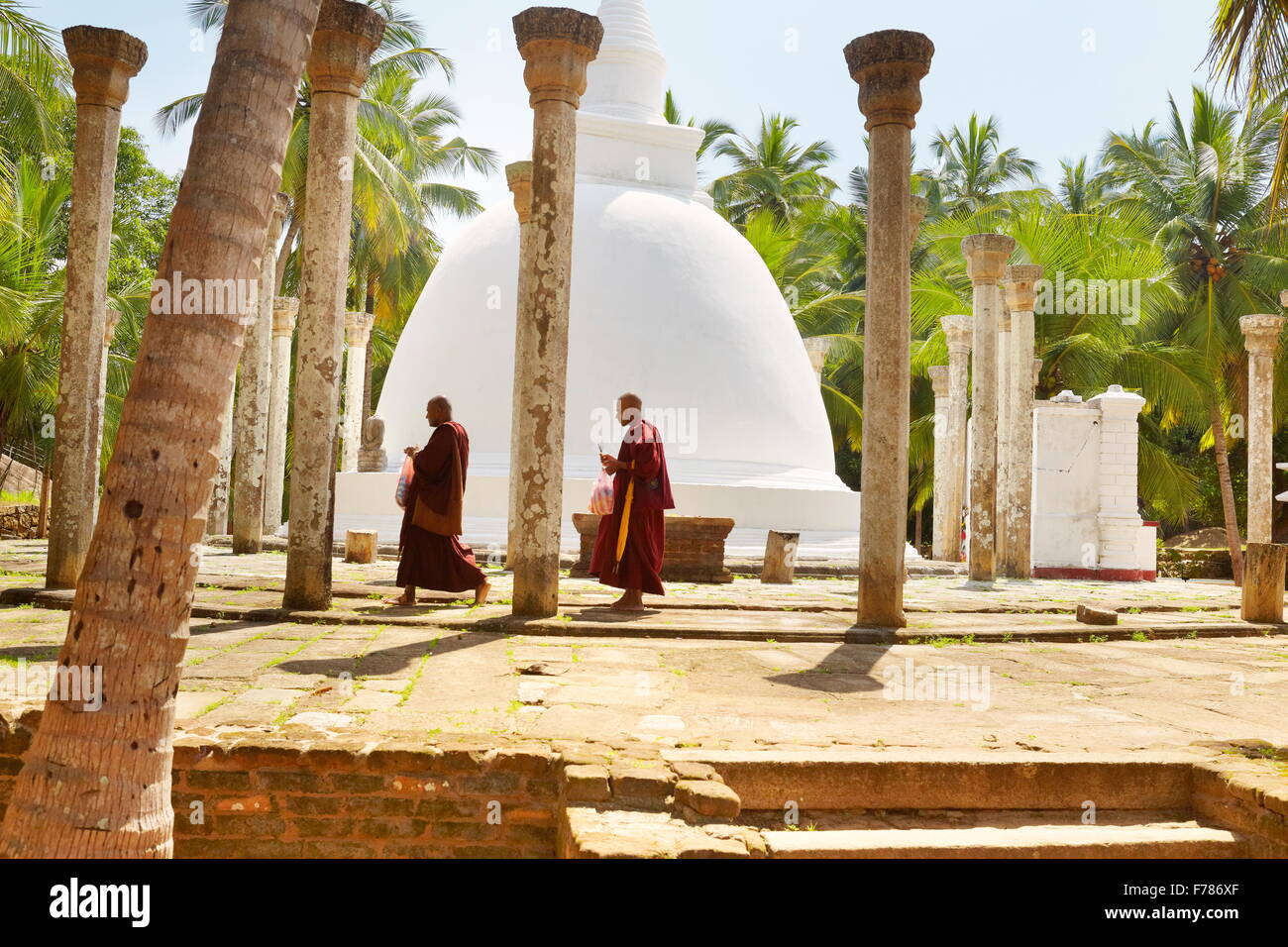 Sri Lanka - Tempio Mihintale, i monaci di fronte lo stupa, Ambasthale Dagoba, UNESCO Foto Stock
