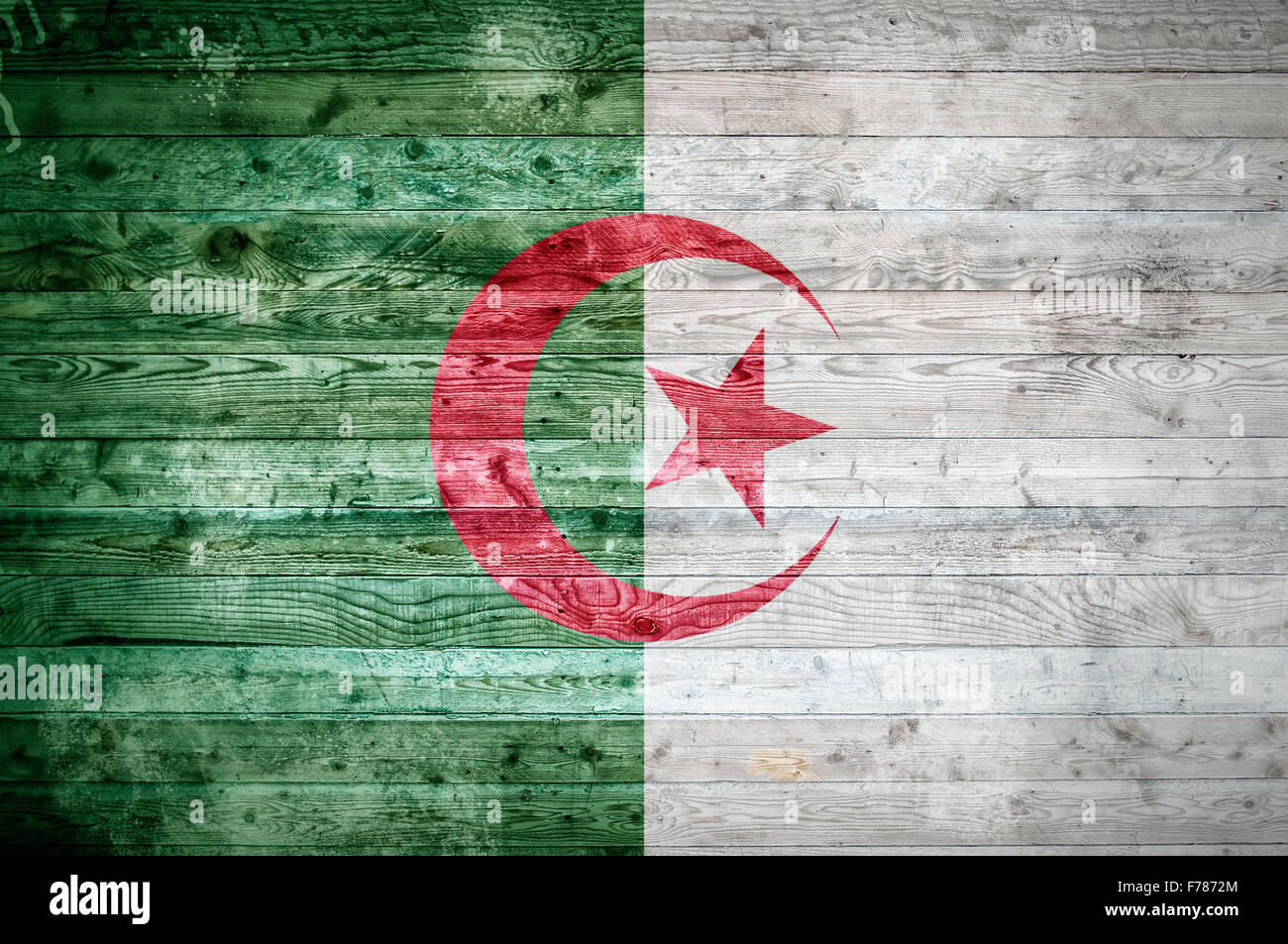 Un vignettato immagine di sfondo della bandiera di Algeria verniciato su assi di legno di una parete o di pavimento. Foto Stock
