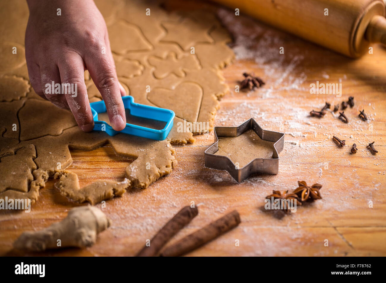 Il taglio di gingerbread cookies per Natale Foto Stock
