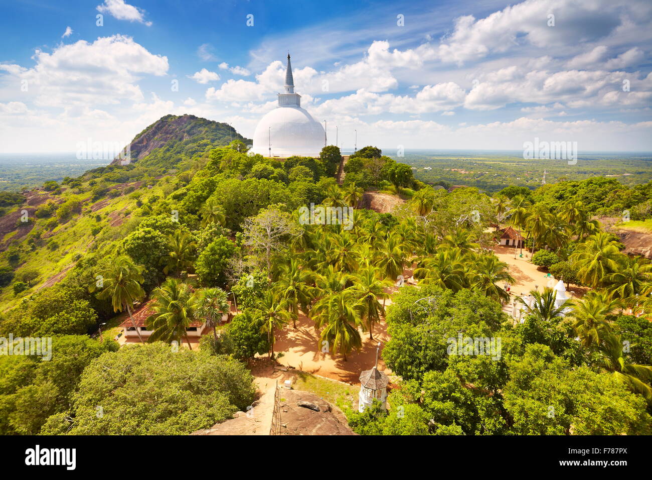 Sri Lanka - Tempio Mihintale, vista Mahaseya Dagoba stupa, Patrimonio Mondiale dell UNESCO Foto Stock
