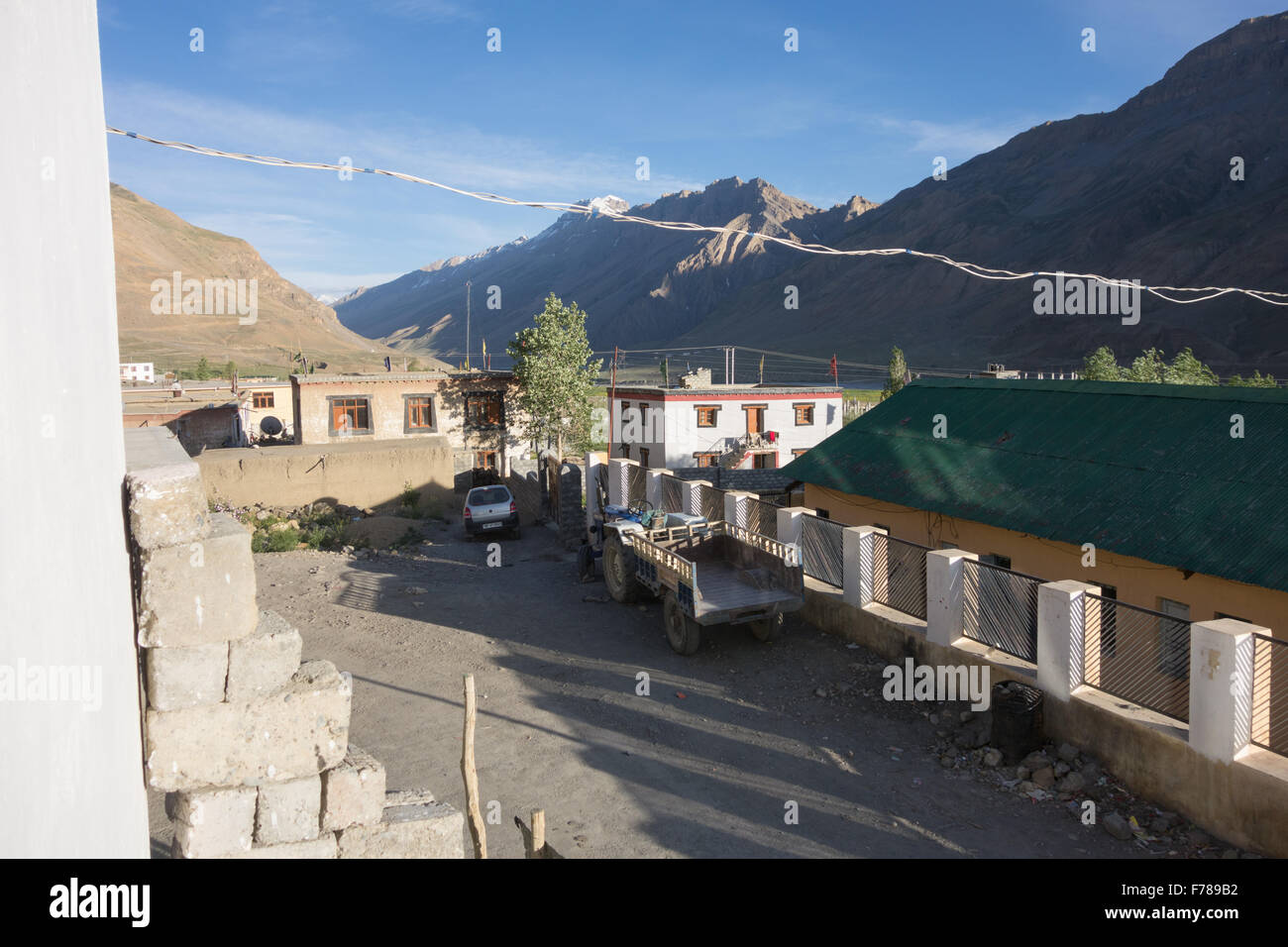 Kaza, Spiti Valley, Himachal Pradesh - Parcheggiare il trattore Foto Stock