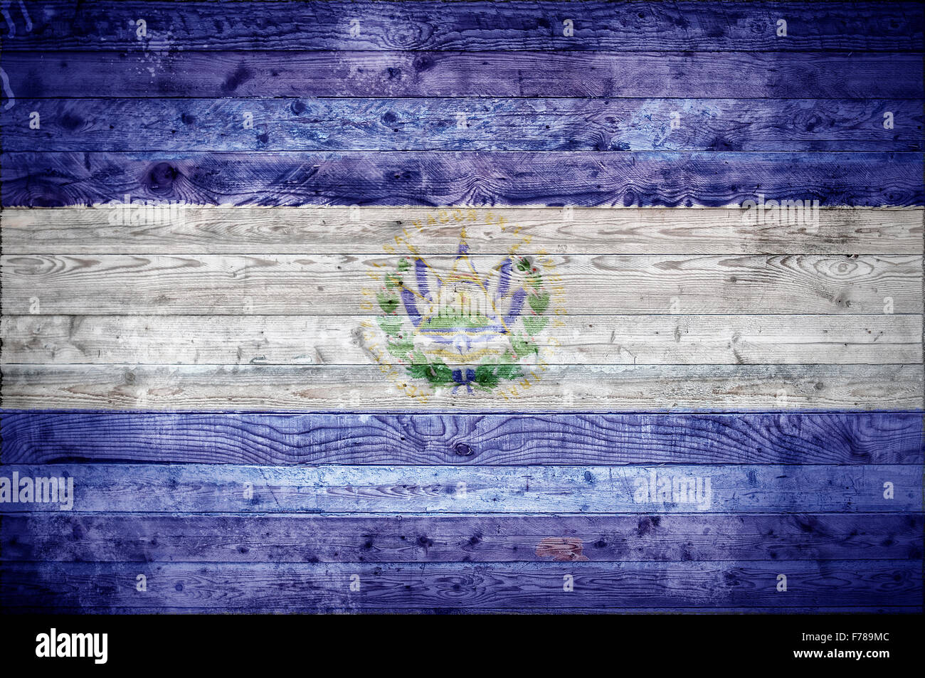 Un vignettato immagine di sfondo della bandiera di El Salvador verniciato su assi di legno di una parete o di pavimento. Foto Stock
