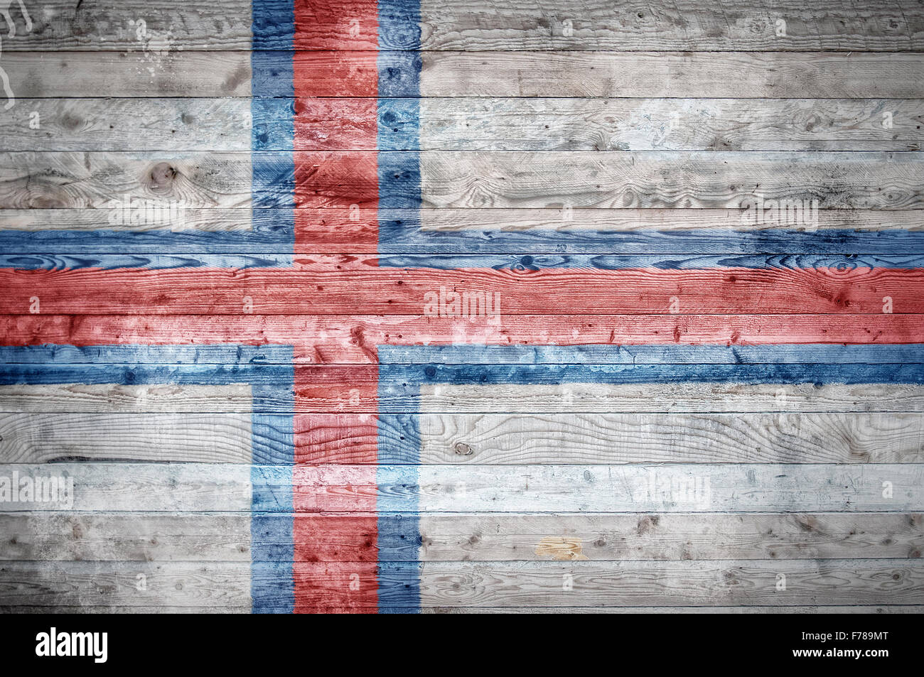 Un vignettato immagine di sfondo di bandiera delle isole Faerøer verniciato su assi di legno di una parete o di pavimento. Foto Stock