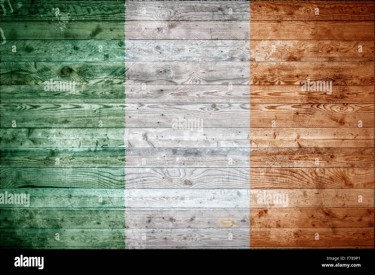 Un vignettato immagine di sfondo della bandiera dell'Irlanda verniciato su assi di legno di una parete o di pavimento. Foto Stock