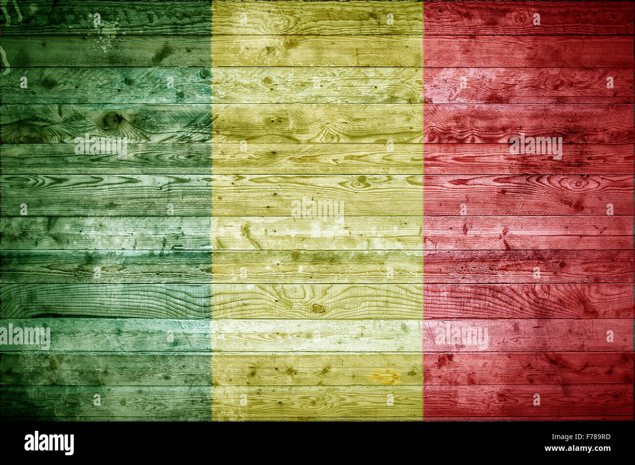 Un vignettato immagine di sfondo di bandiera del Mali verniciato su assi di legno di una parete o di pavimento. Foto Stock