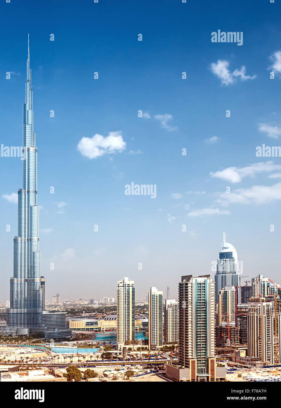 Nel centro cittadino di Dubai, giorno vista sulla città di lusso, maestoso mondo il più alto grattacielo, Burj Khalifa, nuova architettura moderna Foto Stock