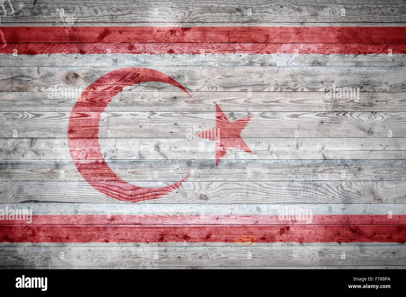 Un vignettato immagine di sfondo della bandiera di Cipro del Nord su assi di legno di una parete o di pavimento. Foto Stock