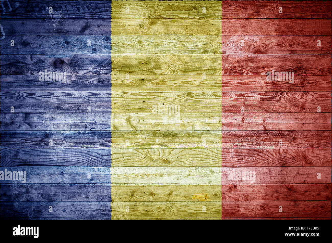 Un vignettato immagine di sfondo della bandiera della Romania su assi di legno di una parete o di pavimento. Foto Stock