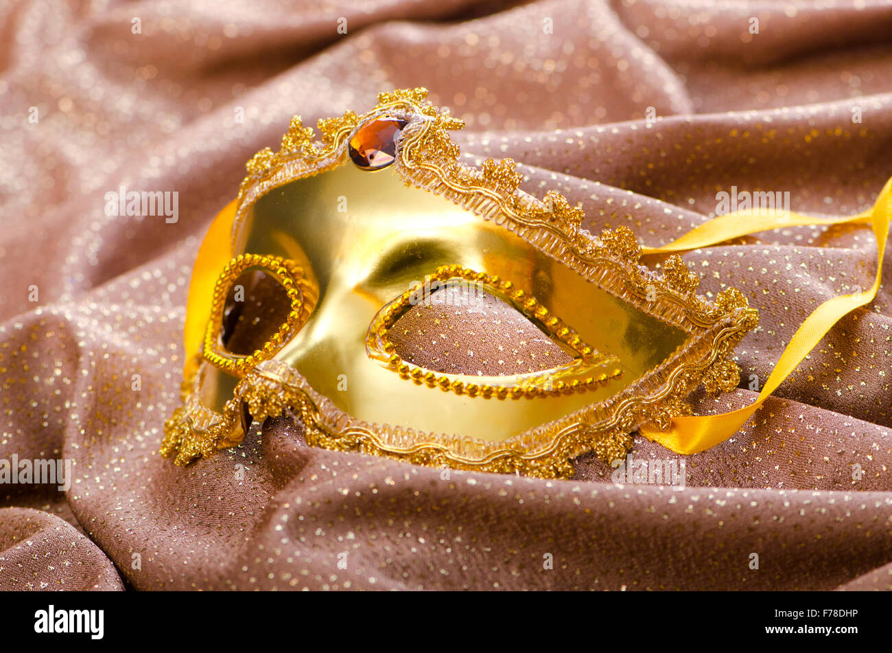 Maschera d'oro su sfondo satinato Foto Stock