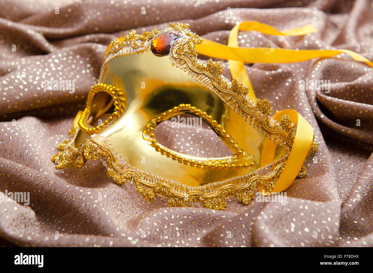 Maschera d'oro su sfondo satinato Foto Stock