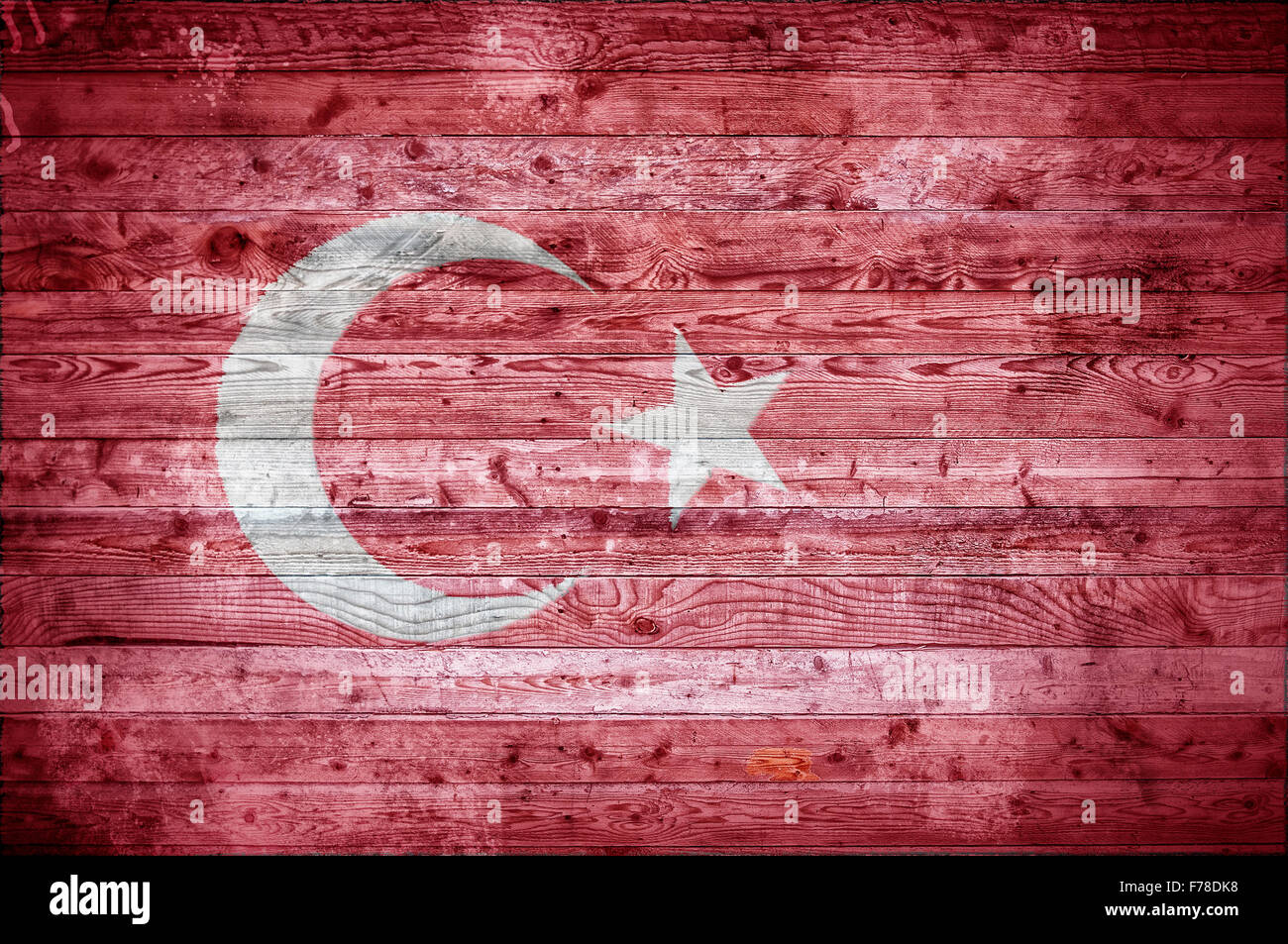 Un vignettato immagine di sfondo della bandiera della Turchia su assi di legno di una parete o di pavimento. Foto Stock