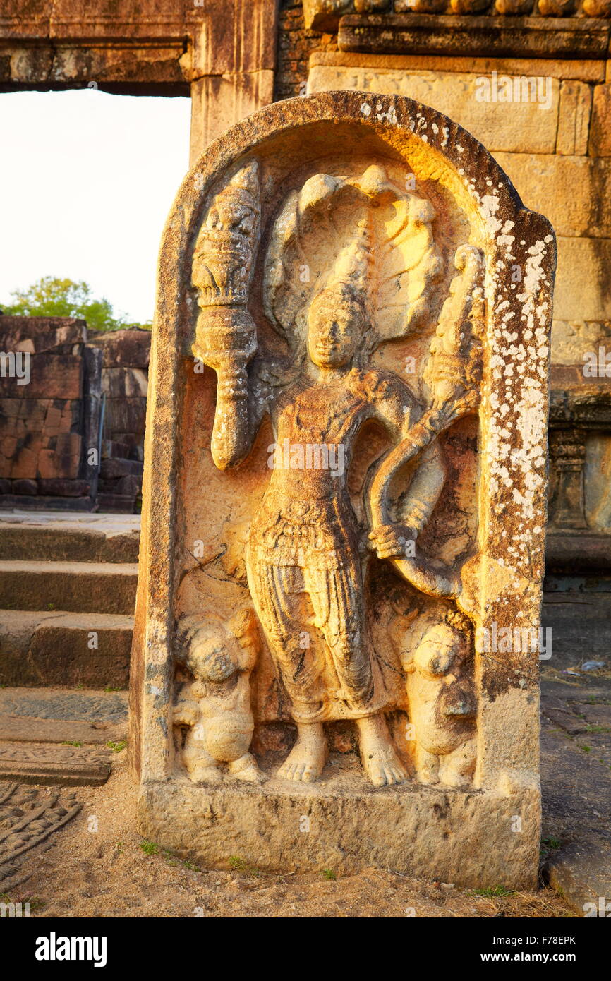 Sri Lanka - guardia di pietra nel tempio Hatadage, Polonnaruwa, antica zona della città, patrimonio mondiale dell UNESCO Foto Stock