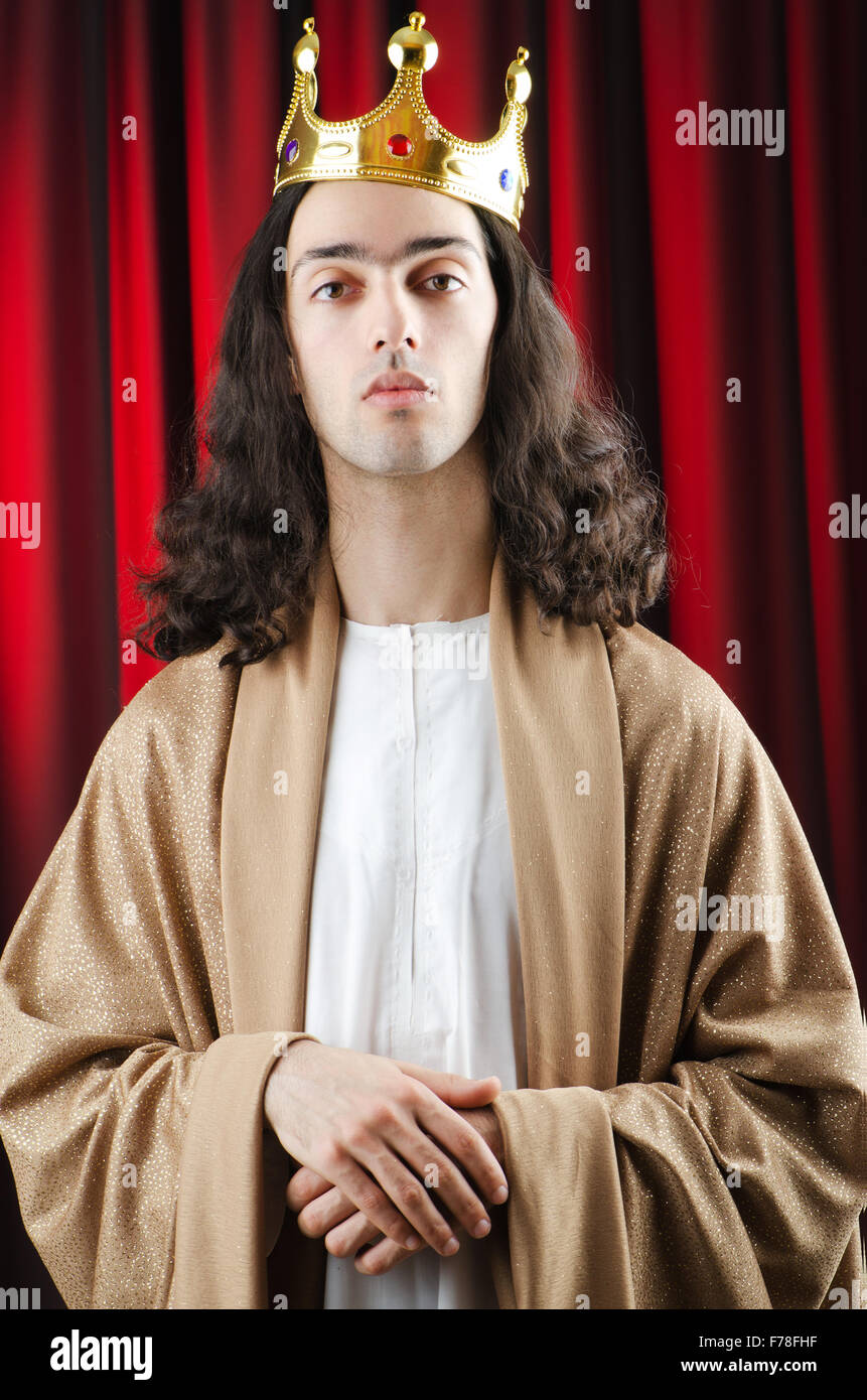 Funny re contro sipario rosso Foto Stock