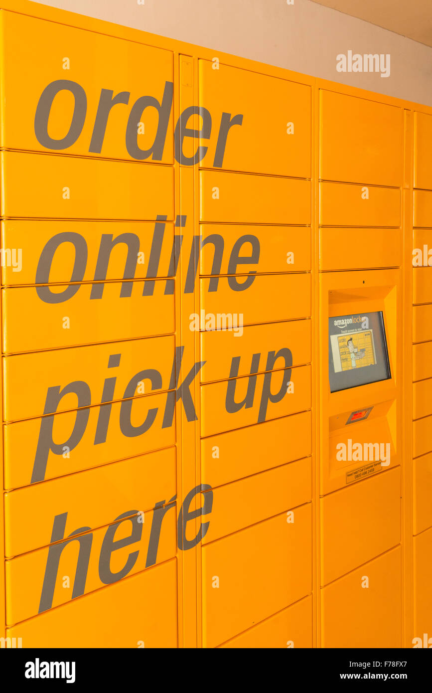 Amazon online pick up Amazon locker, Market Place, Warminster, Wiltshire, Inghilterra, Regno Unito Foto Stock
