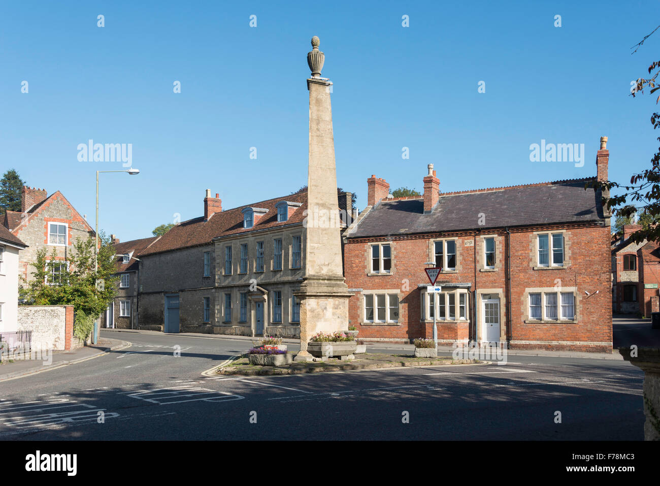 Obelisco allo svincolo di argento e Chiesa strade, Warminster, Wiltshire, Inghilterra, Regno Unito Foto Stock