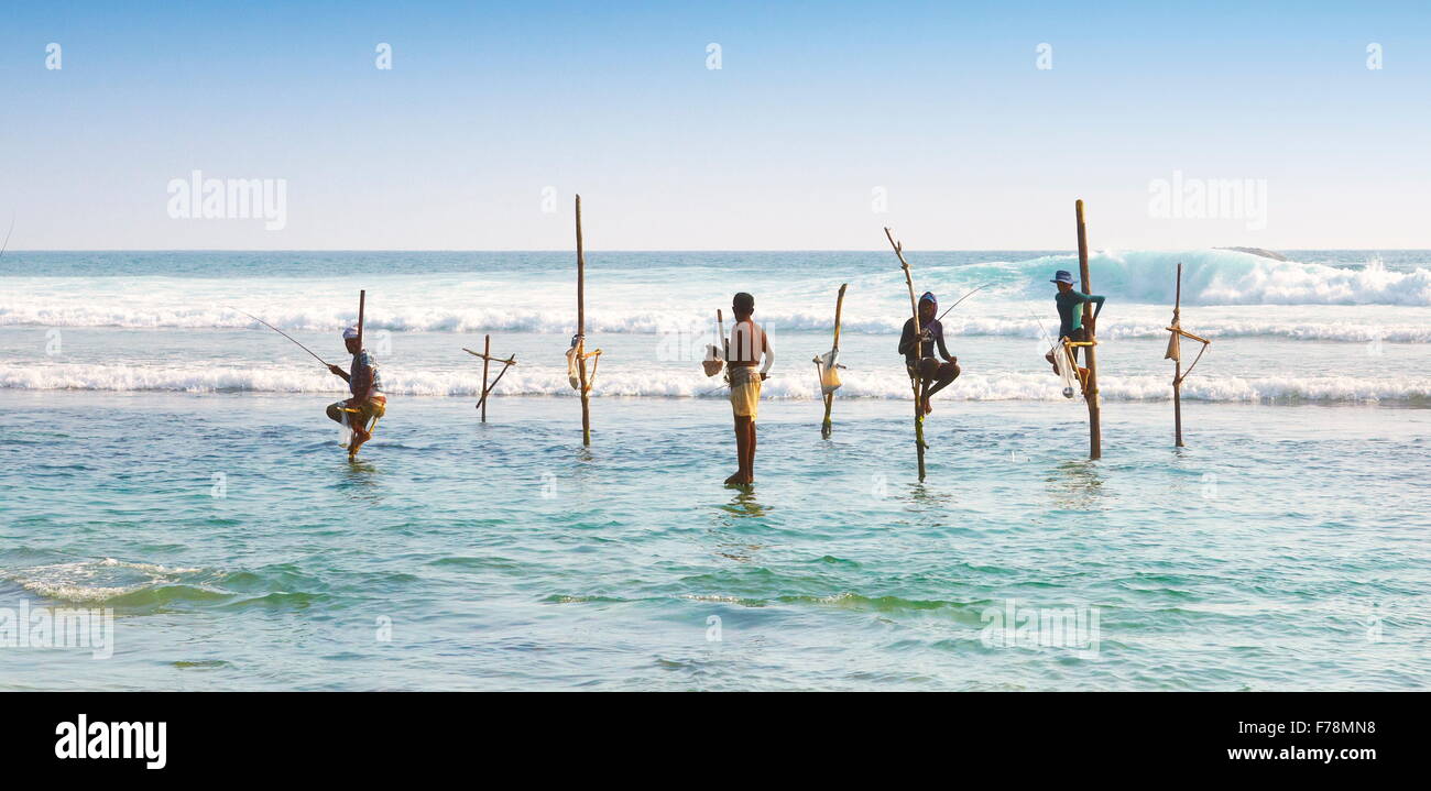 Sri Lanka - Koggala Beach Village vicino a Galle, stilt pescatori Foto Stock