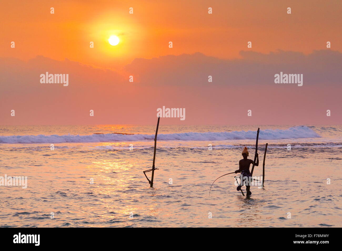 Sri Lanka - pescatore locale al tramonto, Asia Foto Stock