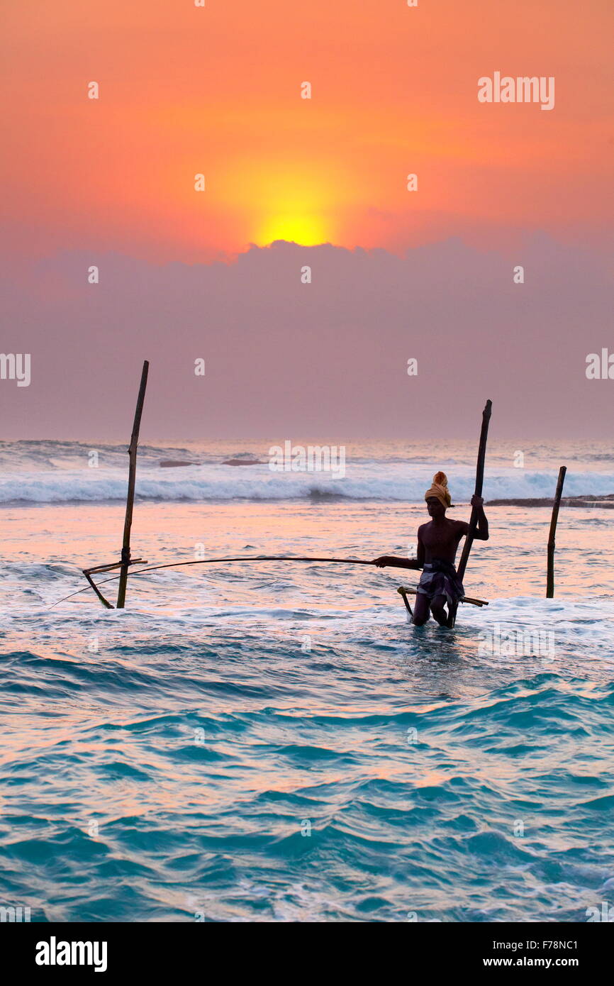 Sri Lanka - stilt pescatore al tramonto - Koggala Beach, Asia Foto Stock