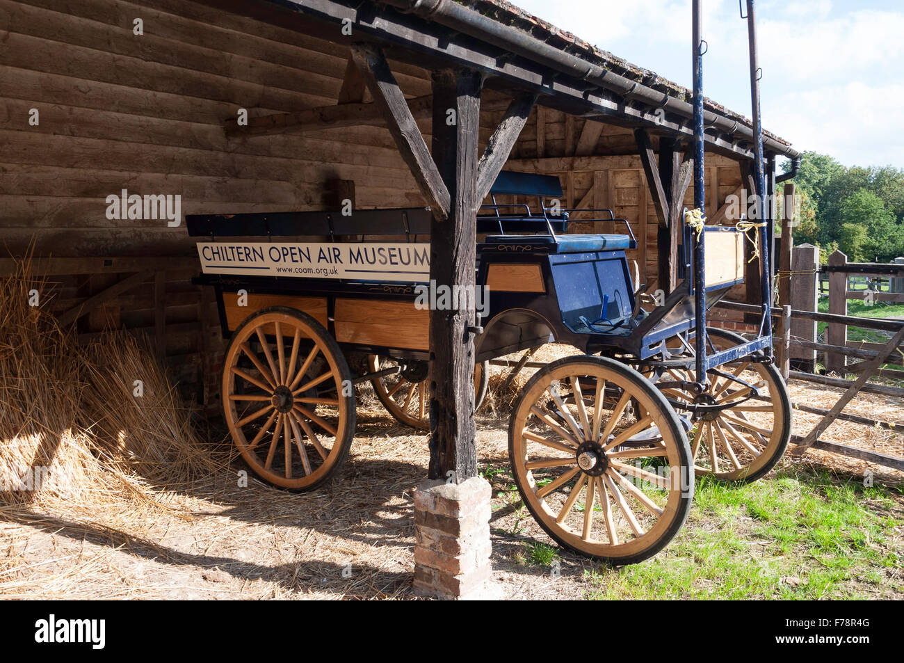 Carrozza a cavallo nel fienile, Chiltern Open Air Museum, Chalfont St Giles Buckinghamshire, Inghilterra, Regno Unito Foto Stock