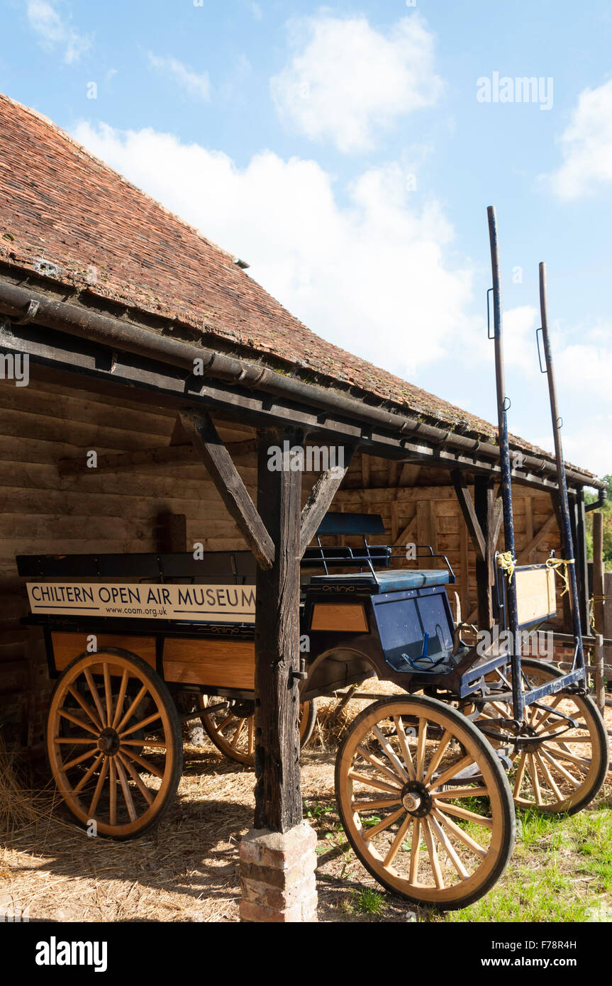 Carrozza a cavallo nel fienile, Chiltern Open Air Museum, Chalfont St Giles Buckinghamshire, Inghilterra, Regno Unito Foto Stock