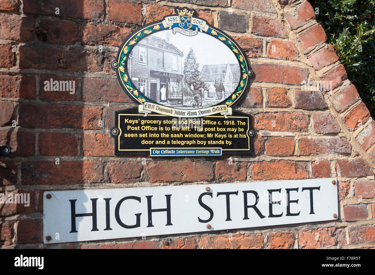 Villaggio heritage e High Street segni, High Street, Chalfont St Peter, Buckinghamshire, Inghilterra, Regno Unito Foto Stock
