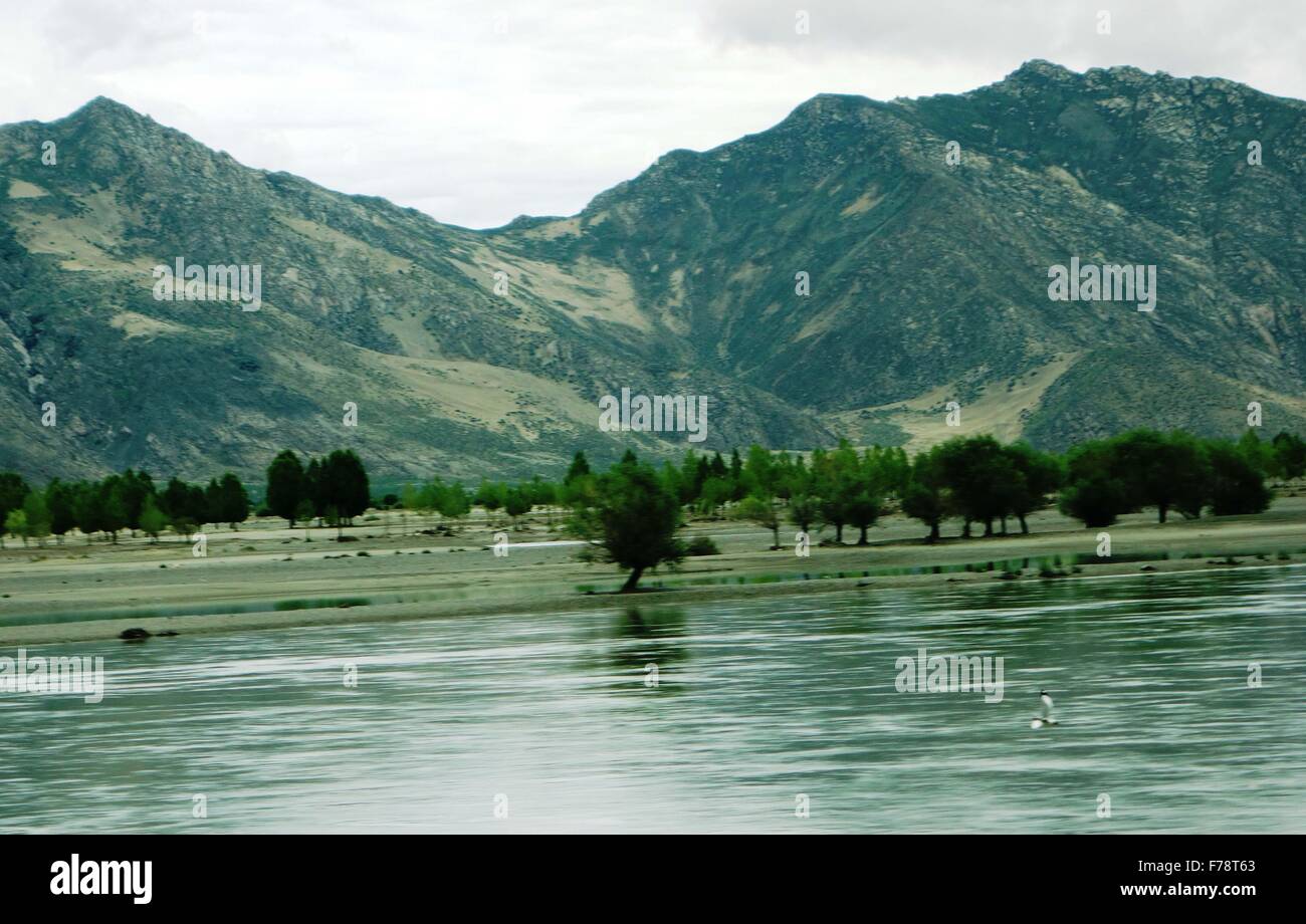 Il Tibet, CHN. 9 Luglio, 2015. Cina - Luglio 9 2015: (solo uso editoriale. Cina) Yarlung Zangbo fiume. © SIPA Asia/ZUMA filo/Alamy Live News Foto Stock