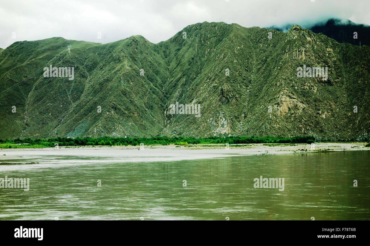 Il Tibet, CHN. 9 Luglio, 2015. Cina - Luglio 9 2015: (solo uso editoriale. Cina) Yarlung Zangbo fiume. © SIPA Asia/ZUMA filo/Alamy Live News Foto Stock