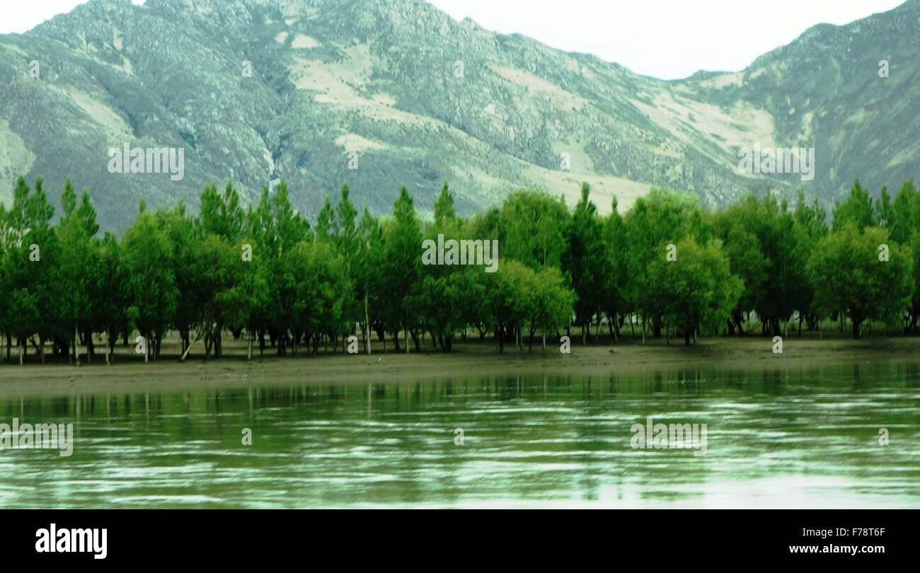 Il Tibet, CHN. 9 Luglio, 2015. Cina - Luglio 9 2015: (solo uso editoriale. Cina) Yarlung Zangbo fiume. © SIPA Asia/ZUMA filo/Alamy Live News Foto Stock
