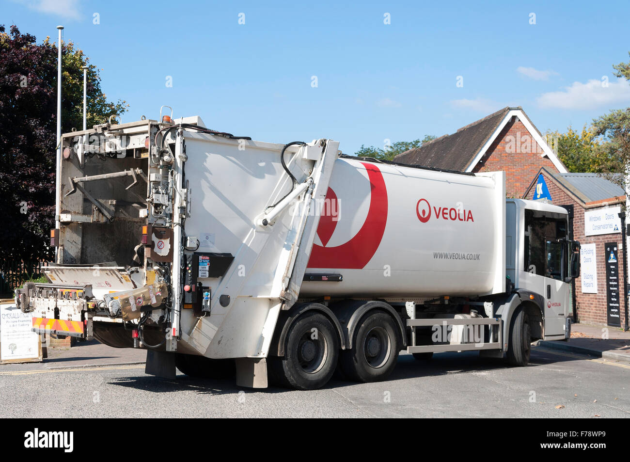 Veolia camion della spazzatura, Church Lane, Chalfont St Peter, Buckinghamshire, Inghilterra, Regno Unito Foto Stock