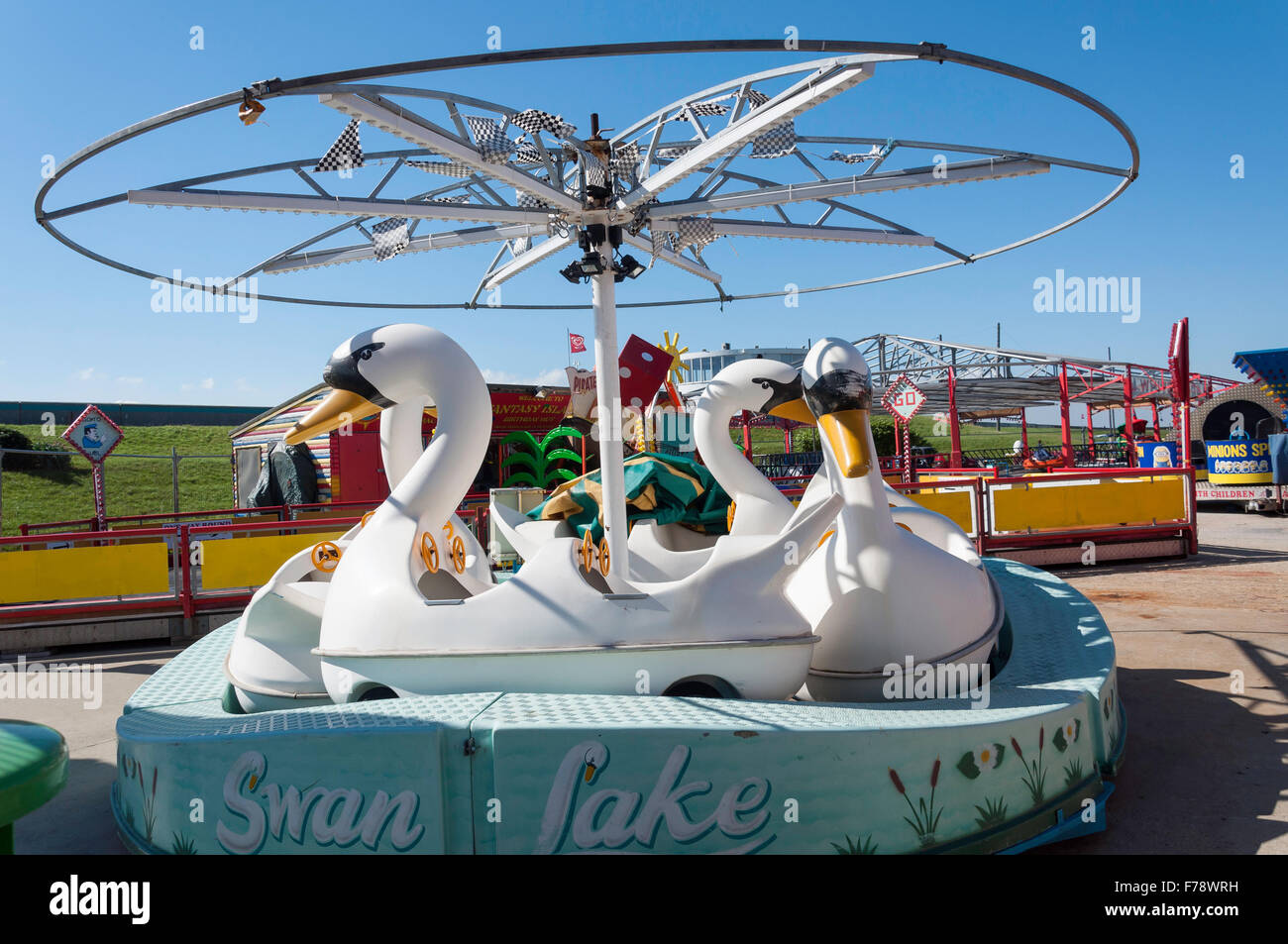 Swan Lake per bambini in giro Fantasy Island Amusement Park, Eastern Esplanade, Canvey Island, Essex, Inghilterra, Regno Unito Foto Stock