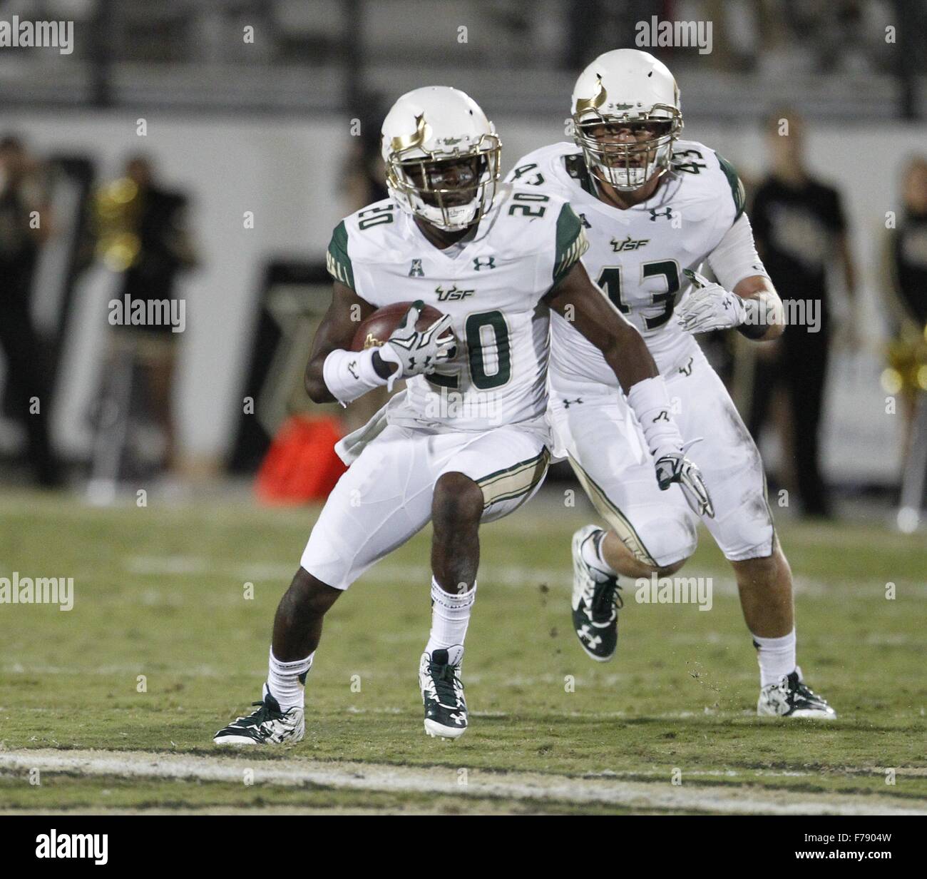 Città, Florida, Stati Uniti d'America. 26 Nov, 2015. OCTAVIO JONES | Orari .South Florida tori cornerback Devin Abramo (20) intercetta la palla da UCF Cavalieri quarterback Justin Holman (13) nel secondo trimestre a Bright House Networks Stadium di Orlando giovedì, 26 novembre 2015. Il USF Bulls conduce la prima metà oltre l'UCK Cavalieri 24-3. © Octavio Jones/Tampa Bay volte/ZUMA filo/Alamy Live News Foto Stock