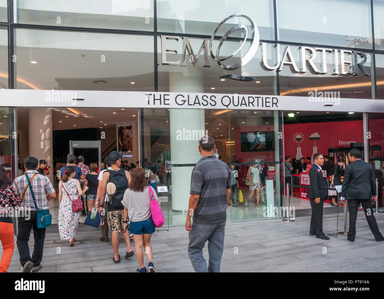 Ingresso del upscale EM Quartier shopping mall in Sukhumvit Road, Bangkok, Thailandia Foto Stock