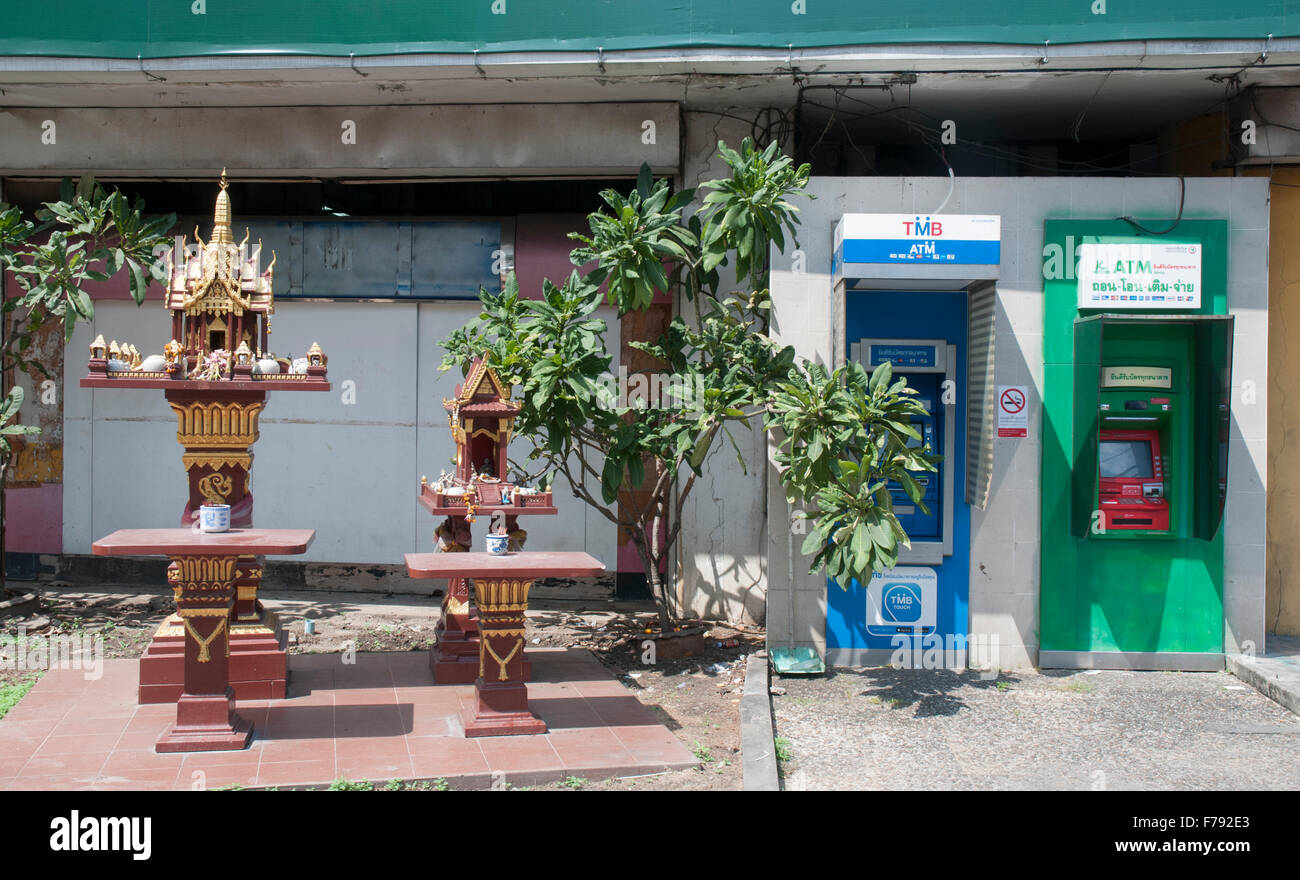 Atm (bancomat) al fianco di spirt buddista case in Dhonburi, Bangkok, Thailandia Foto Stock