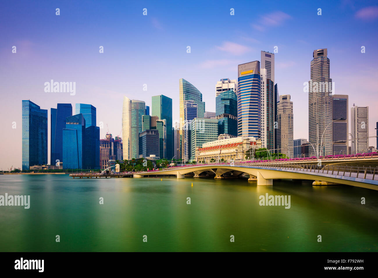 Lo skyline di Singapore il Marina Bay. Foto Stock