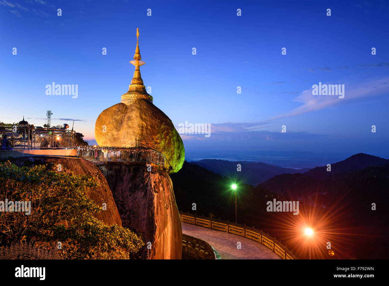 Golden rock di Kyaiktiyo, Myanmar. Foto Stock