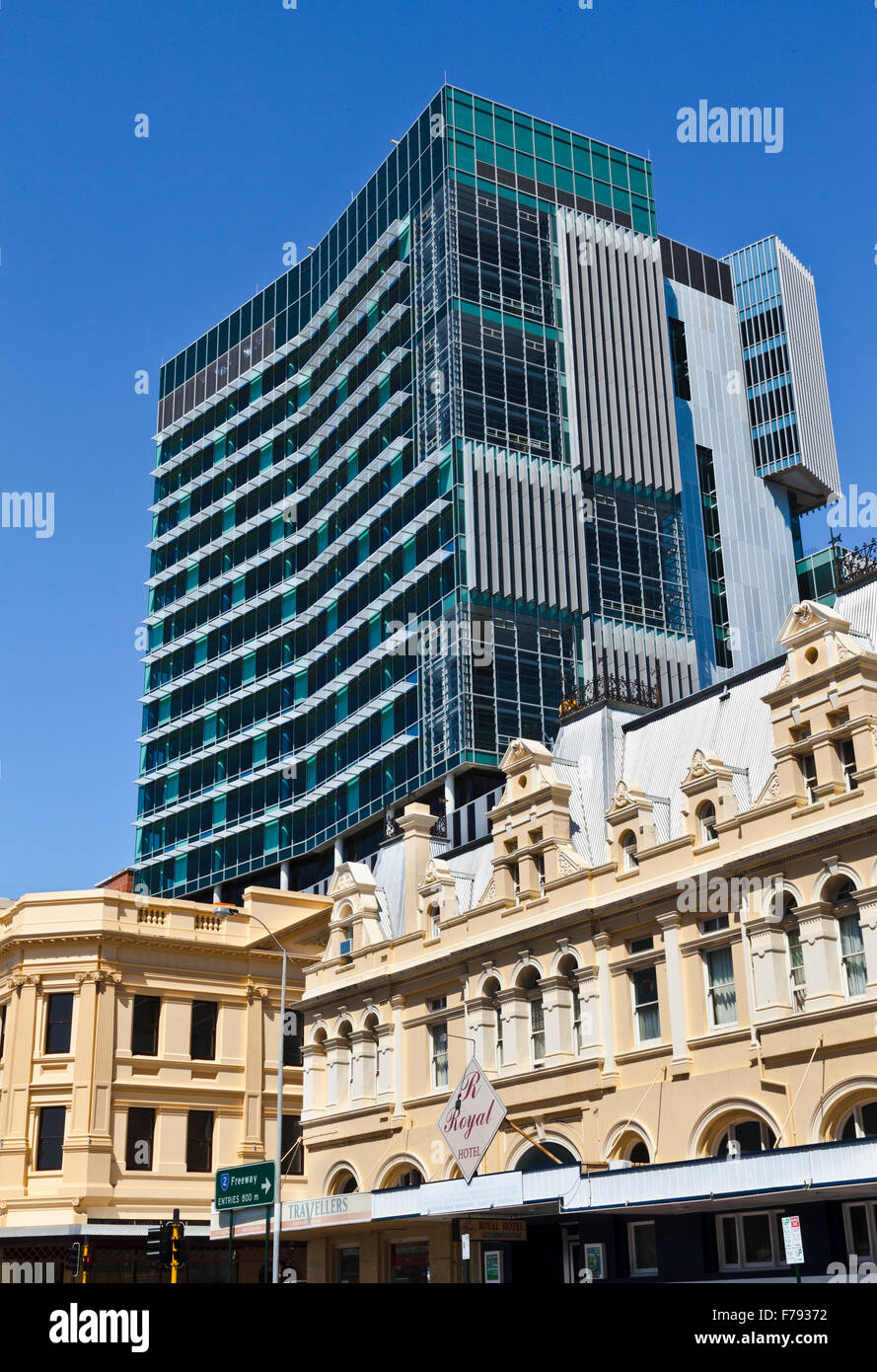 Australia, Australia occidentale, Perth, il nuovissimo uno40William complessa, contro la pittoresca vecchia Wellington Street facciate Foto Stock