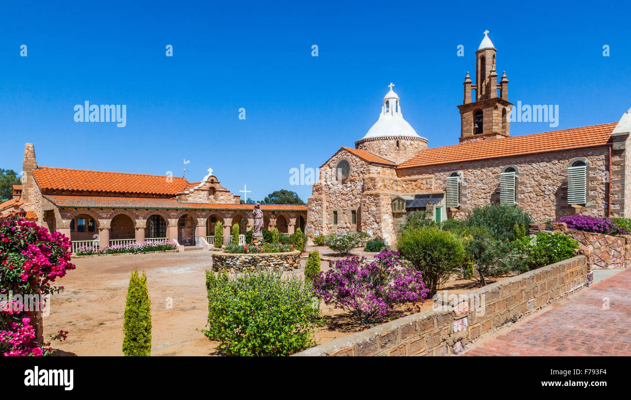 Australia, Australia occidentale, Mid West, Distretto di Murchison, Mullewa, la Chiesa di Nostra Signora del Monte Carmelo e sacerdote house Foto Stock