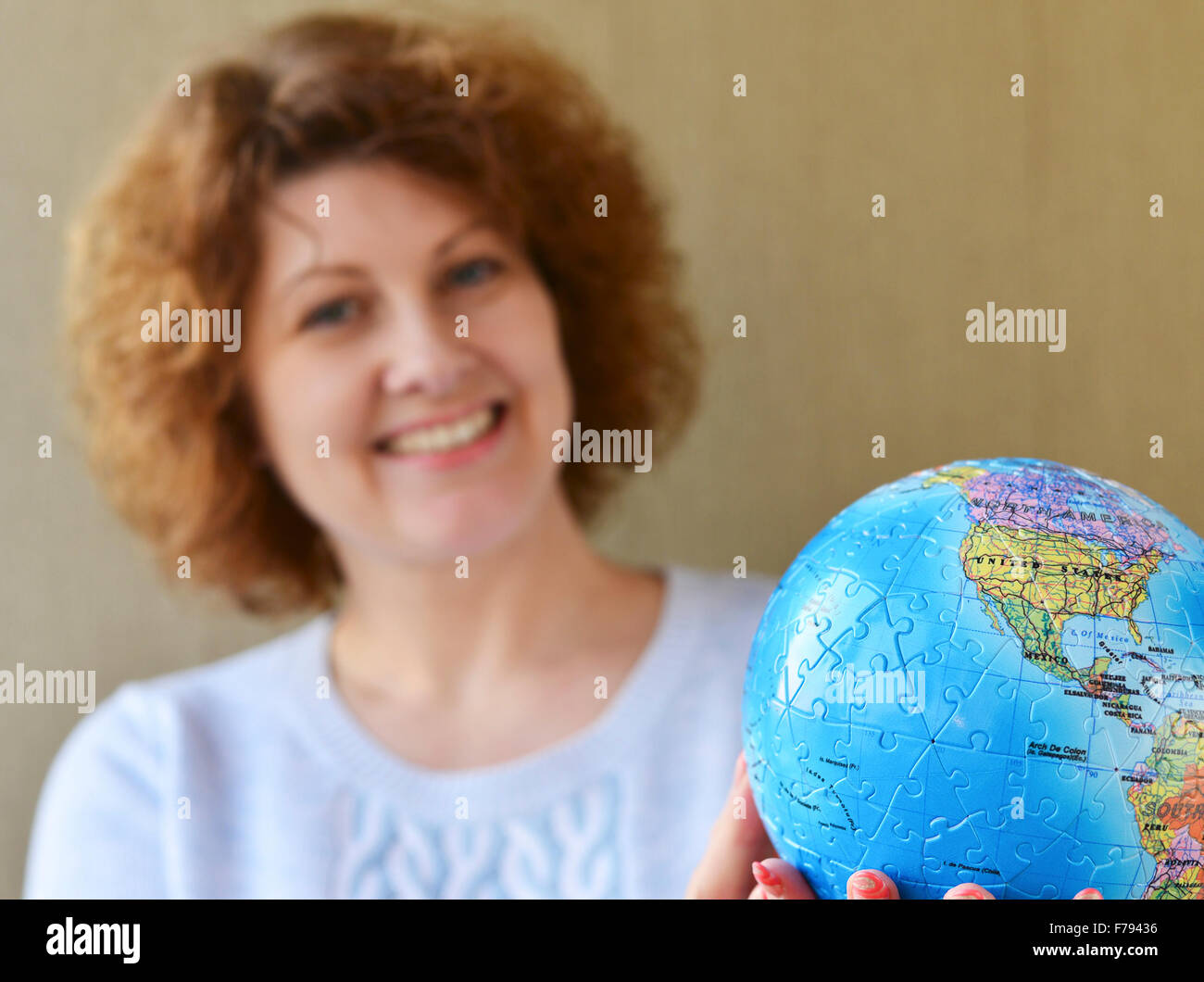Donna con globo in mani pensando di viaggiare Foto Stock