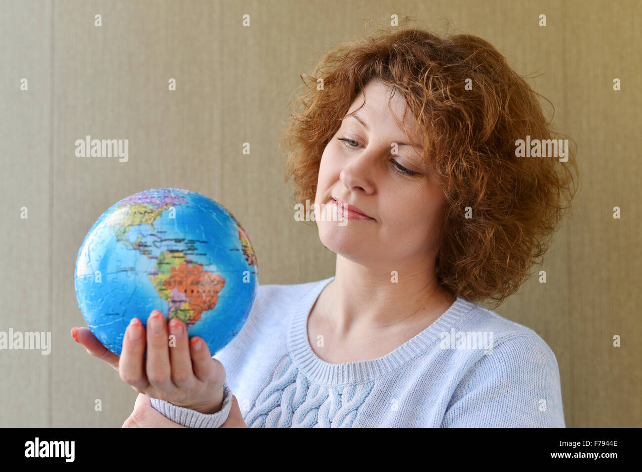 Donna con globo in mani pensando di viaggiare Foto Stock