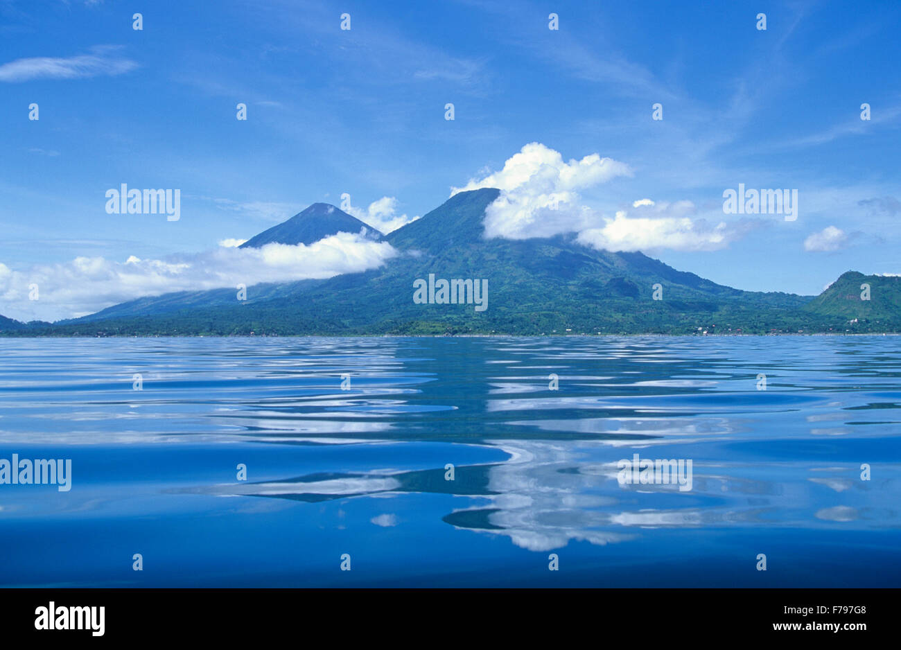 Lago Atitlan, Guatemala vulcani Atitlan & Toliman, Guatemala. Foto Stock