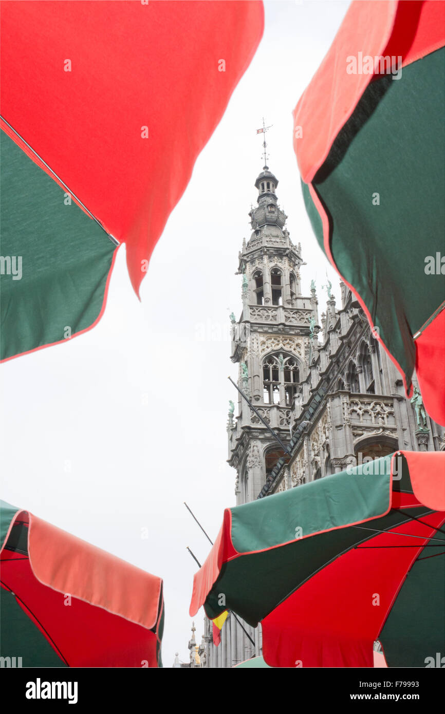 Maison du Roi, Grande Place di Bruxelles, vista tra colorato cafe ombrelloni Foto Stock